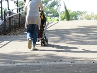 仕事をしている母親が子育てが苦しくなるのは単に時間がないだけの問題でない